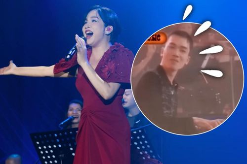 Diva Mỹ Linh hát sai lời trên sân khấu, phản ứng nam nhạc sĩ phía sau gây chú ý