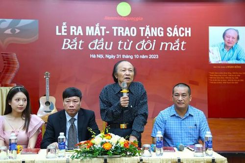 Nhạc sĩ Đoàn Bổng trao tặng sách cho Thư viện Quốc gia