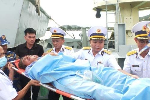 Đưa ngư dân có triệu chứng đột quỵ từ Trường Sa về đất liền điều trị