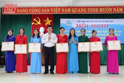 Phụ nữ thị xã Bỉm Sơn giữ gìn vệ sinh môi trường, xây dựng đô thị xanh, sạch, đẹp