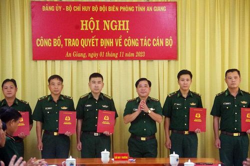 Trao quyết định cán bộ cho 14 sĩ quan biên phòng An Giang