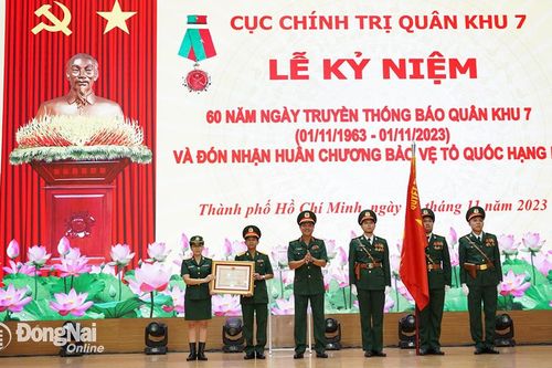 Báo Quân khu 7 đón nhận Huân chương Bảo vệ Tổ quốc hạng Ba