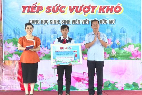 Trao học hổng 'Tiếp sức vượt khó'
