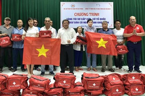 Trao tặng 100 phần quà cho ngư dân khó khăn