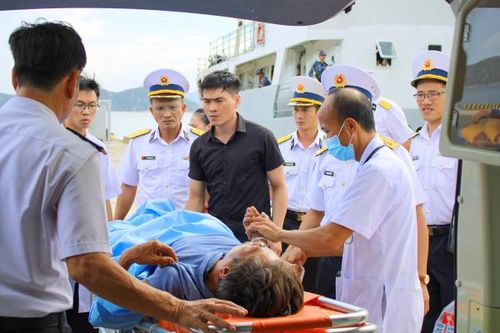 Tàu 631 của Lữ đoàn 955 đưa một ngư dân có triệu chứng bị đột quỵ vào đất liền