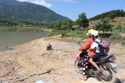 Đường nối vào khu sản xuất ở thôn Vạn Khê (xã Ninh Lộc): Sẽ được gia cố, nâng cấp