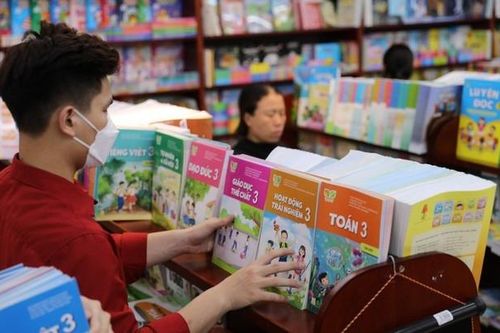Đại biểu Quốc hội nêu nghịch lý: Sách giáo khoa càng xã hội hóa, giá càng tăng