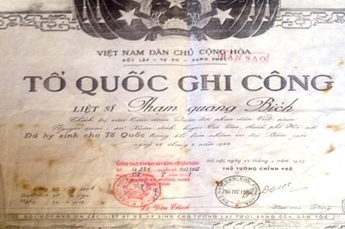 Gia đình thắp đuốc vùng biên