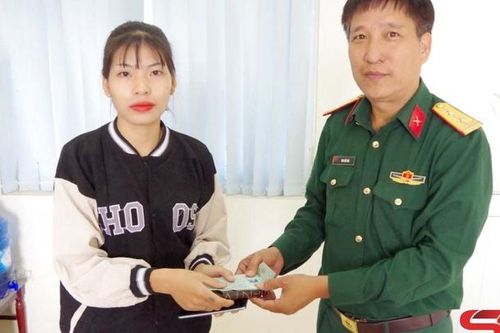 Quân nhân nhặt được của rơi, trả lại người đánh mất