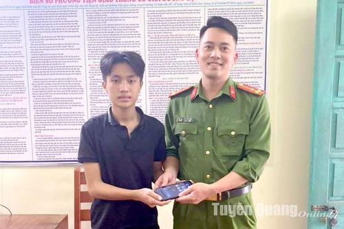 Học sinh trường Tiểu học Yên Nguyên nhặt được điện thoại tìm cách trả lại người đánh rơi