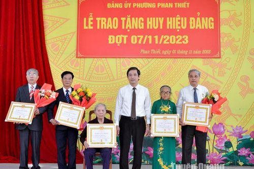 Đồng chí Bí thư Thành ủy Tạ Đức Tuyên trao tặng Huy hiệu Đảng tại Đảng bộ phường Phan Thiết và Hưng Thành