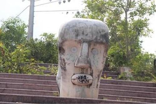 Tượng điêu khắc… kêu cứu