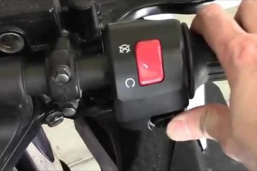 Vì sao bấm nút đề nhưng không khởi động được xe máy?