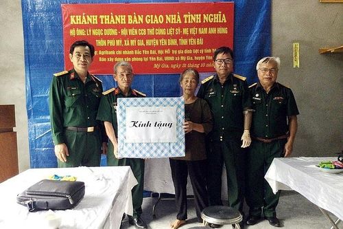 Yên Bái: Trao kinh phí hỗ trợ và bàn giao nhà tình nghĩa cho người thờ cúng Mẹ Việt Nam anh hùng và hai liệt sỹ