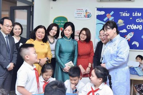 Phu nhân Tổng thống Mông Cổ thăm Trường Tiểu học Chu Văn An