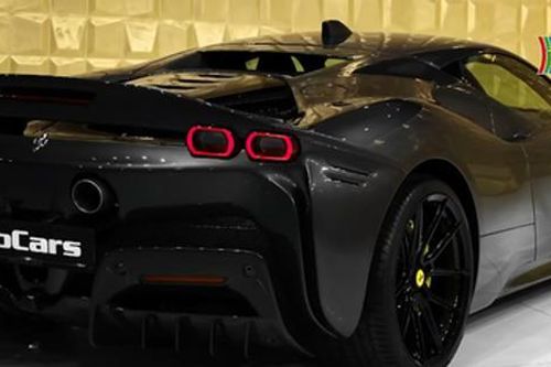 Gọi sửa chữa Ferrari SF90 Stradale vì nguy cơ cháy xe