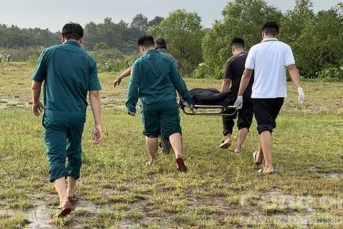 Phát hiện người đàn ông nằm chết trên cánh đồng vắng ở TP.Thủ Đức