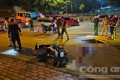 Bình Dương: Xe máy tông cột đèn chiếu sáng, hai người thương vong