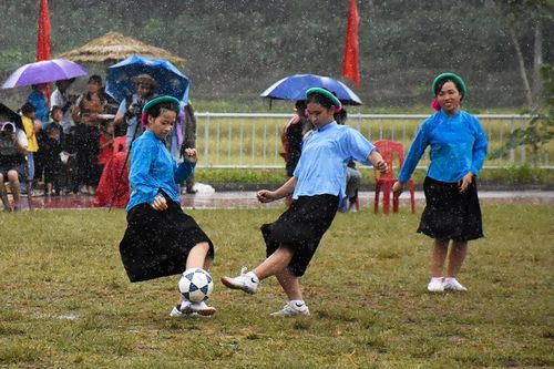Về miền Soóng Cọ xem các 'chị đẹp' dân tộc Sán Chỉ dầm mưa, mặc váy đá bóng
