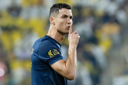 Cổ động viên gọi tên Messi, Ronaldo đáp trả
