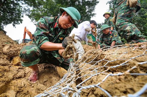 Dân mất ăn mất ngủ vì triều cường 'ngoạm' bờ sông, uy hiếp nhà cửa