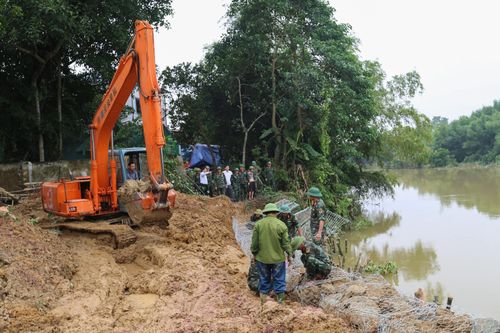 Quân đội ngày đêm 'vá' sạt lở cứu bờ sông Ngàn Mọ, Hà Tĩnh