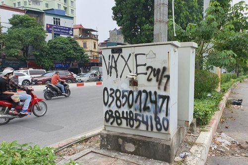Tái diễn quảng cáo, rao vặt bôi bẩn phố phường