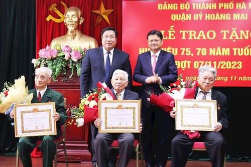 Quận Hoàng Mai: Trao Huy hiệu Đảng tặng các đảng viên lão thành