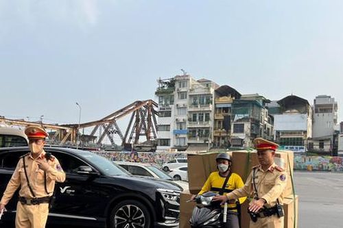 Xử lý nghiêm hàng chục trường hợp xe máy chở hàng cồng kềnh