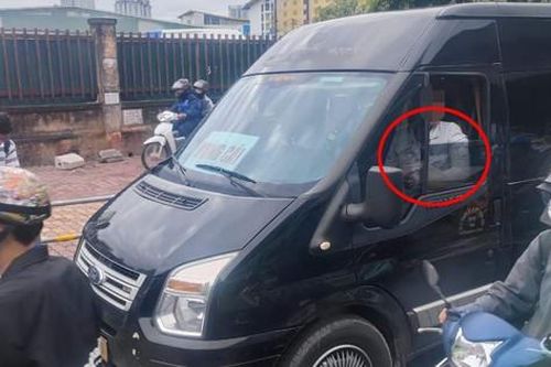 CSGT nói gì vụ người đàn ông bó bột cả cánh tay vẫn ngồi sau vô lăng xe Limousine ở Hà Nội?