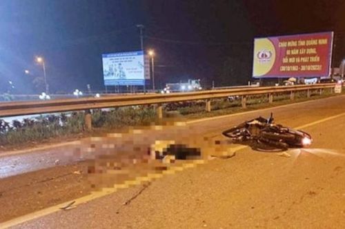 Va chạm với ô tô khách, nam thanh niên ngã ra đường bị xe cán tử vong