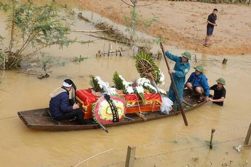 Nghẹn lòng trước cảnh bà con dùng thuyền vượt lũ đưa linh cữu nam sinh lớp 8 ra nghĩa trang an táng