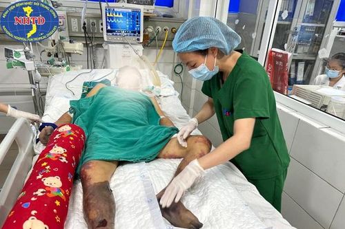 Ăn một miếng dồi lợn, người đàn ông phải cắt bỏ 2 bàn chân và ngón tay