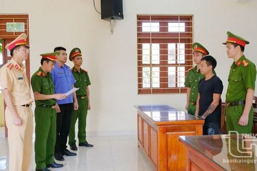 Khởi tố lái xe ô tô tải bỏ chạy khi bị kiểm tra nồng độ cồn