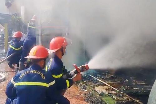2 ô tô và xe máy bị cháy trong vụ hỏa hoạn tại cửa hàng vật liệu xây dựng