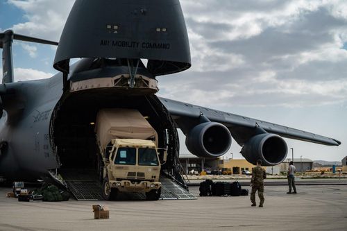 Hàng chục vận tải cơ C-17 của Mỹ hạ cánh xuống Trung Đông trong thời gian ngắn