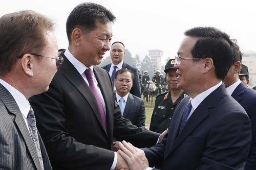 Chủ tịch nước và Tổng thống Mông Cổ thăm Bộ Tư lệnh Cảnh sát cơ động