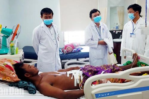 Cứu thành công bệnh nhân Campuchia bị trâu húc thủng bụng