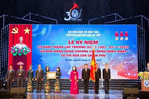 Trường đại học Mở Hà Nội đón nhận Huân chương Lao động hạng Nhất