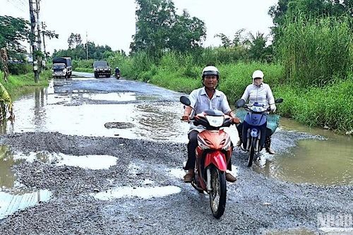 Con đường đầy rẫy 'ổ voi' giữa lòng thành phố Cà Mau