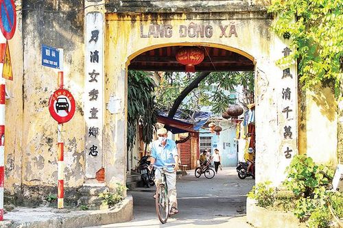 Cổng làng ở phố