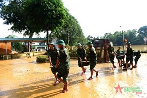 Bộ đội giúp nhân dân Hương Khê khắc phục hậu quả sau lũ