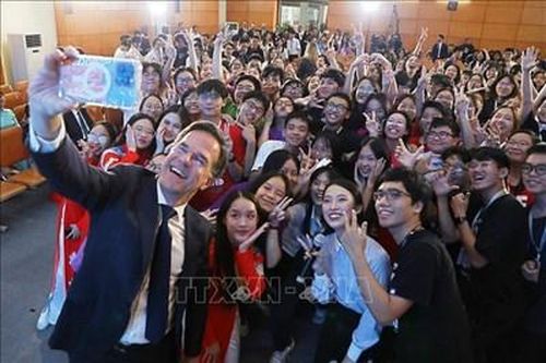 Thủ tướng Hà Lan Mark Rutte gặp gỡ học sinh Trường Trung học phổ thông chuyên Hà Nội - Amsterdam (Hà Nội)
