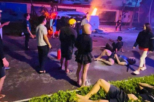 Ô-tô bốc cháy, 6 người thoát chết