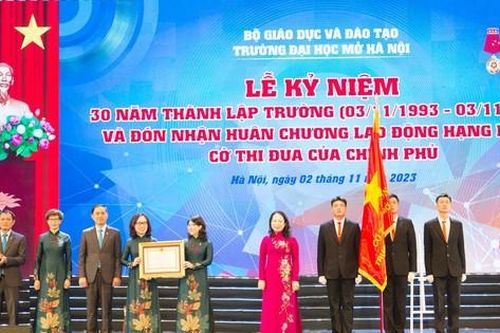 Trường ĐH Mở Hà Nội đón nhận Huân chương Lao động hạng Nhất