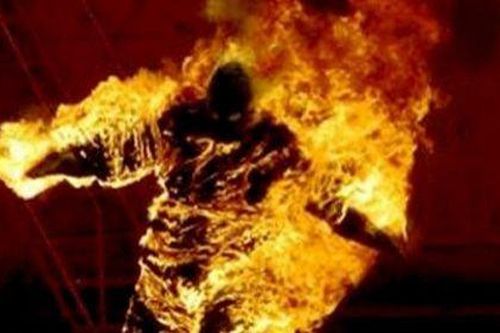 Tây Ninh: Nghi án chồng xịt xăng vào người vợ rồi châm lửa đốt