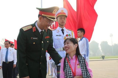 Trao huy hiệu Bác Hồ cho 68 gương điển hình tiêu biểu toàn quốc