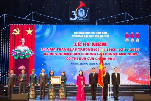 Trường ĐH Mở Hà Nội đón nhận Huân chương Lao động hạng Nhất