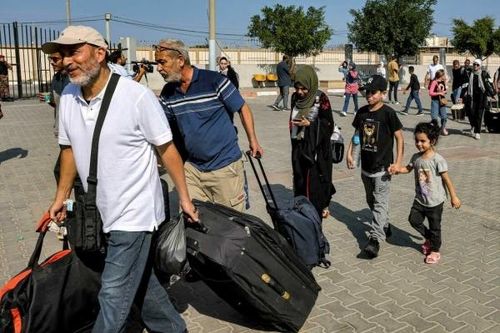 Điểm tin thế giới sáng 2/11: 545 người nước ngoài rời Dải Gaza, EU tính trừng phạt Nga, lãnh đạo Đức 'chăm' công du châu Phi
