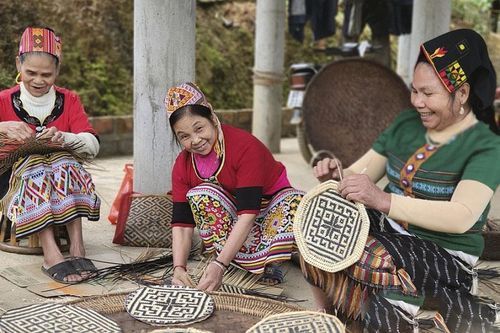 Phát triển nghề truyền thống gắn với du lịch cộng đồng